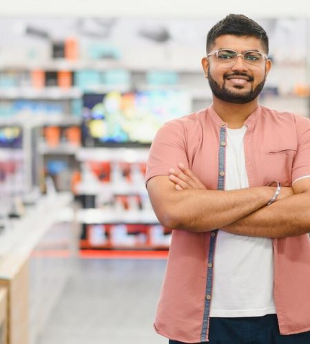 indian-man-in-an-electronics-store-photo